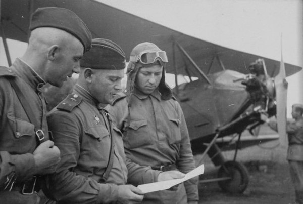 Советские лётчики у самолёта У-2 на аэродроме.