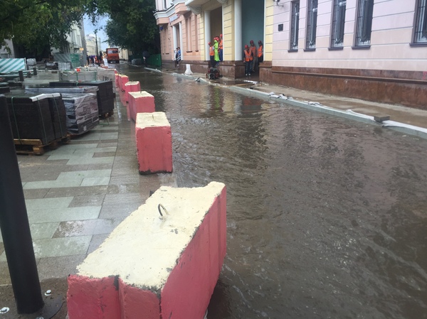 Кажется, еще пара таких ливней и можно обустраивать причал, и швартоваться на лодке прям около офиса.