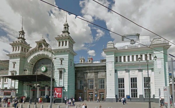Таинственные Птицы у входа в метро.