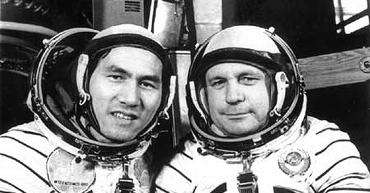 Первый советский космонавт полетевший в космос. Фам Туан вьетнамский космонавт. Космонавты СССР 1980.