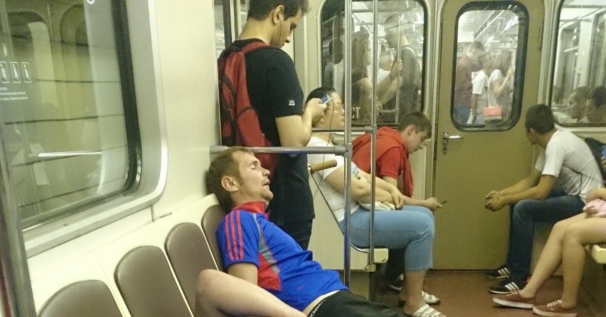 Приснилось метро. Устройство для сна в метро. Приспособление для сна в метро.