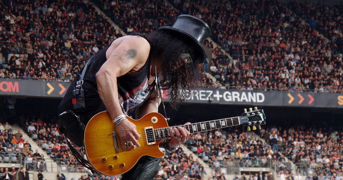 Slash lib. Слэш Guns n Roses. Slash Guns n Roses гитара. Guns and Roses басист. Slash guitarist.