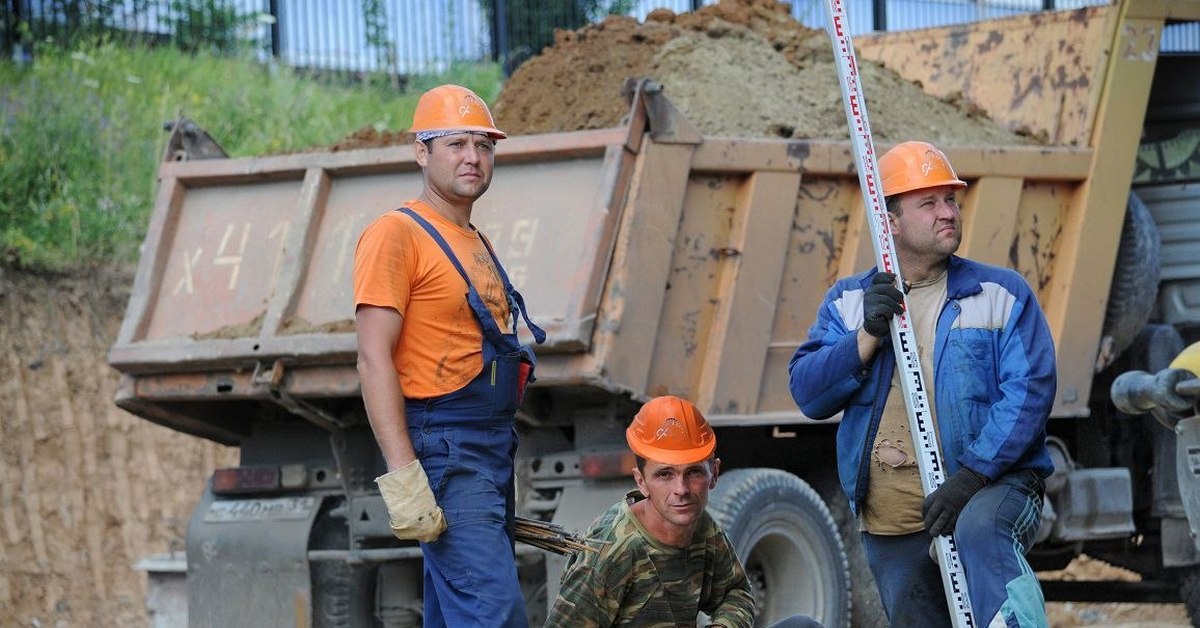 Местные строительство. Смешные ситуации на стройке. Строители строят школу. Строители в касках на Донбассе. Американская программа о строительстве.