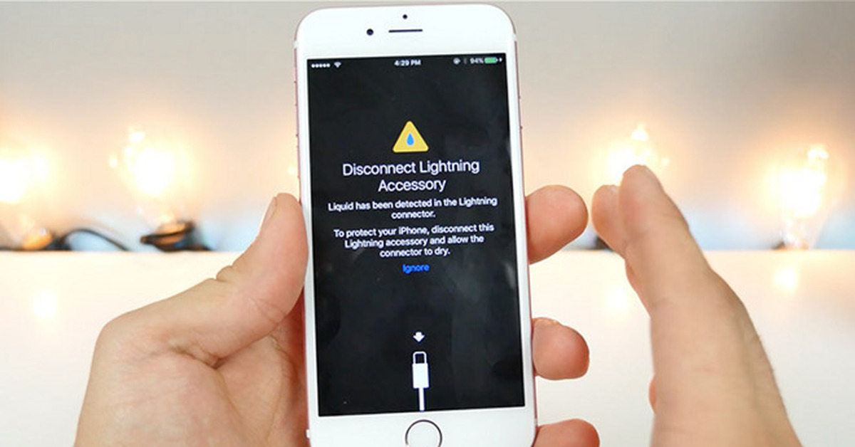 В зарядку попала вода. Разъем Lightning iphone обнаружена жидкость. Предупреждение айфон. Iphone предупреждение о влаге. В Лайтнинг обнаружена жидкость.