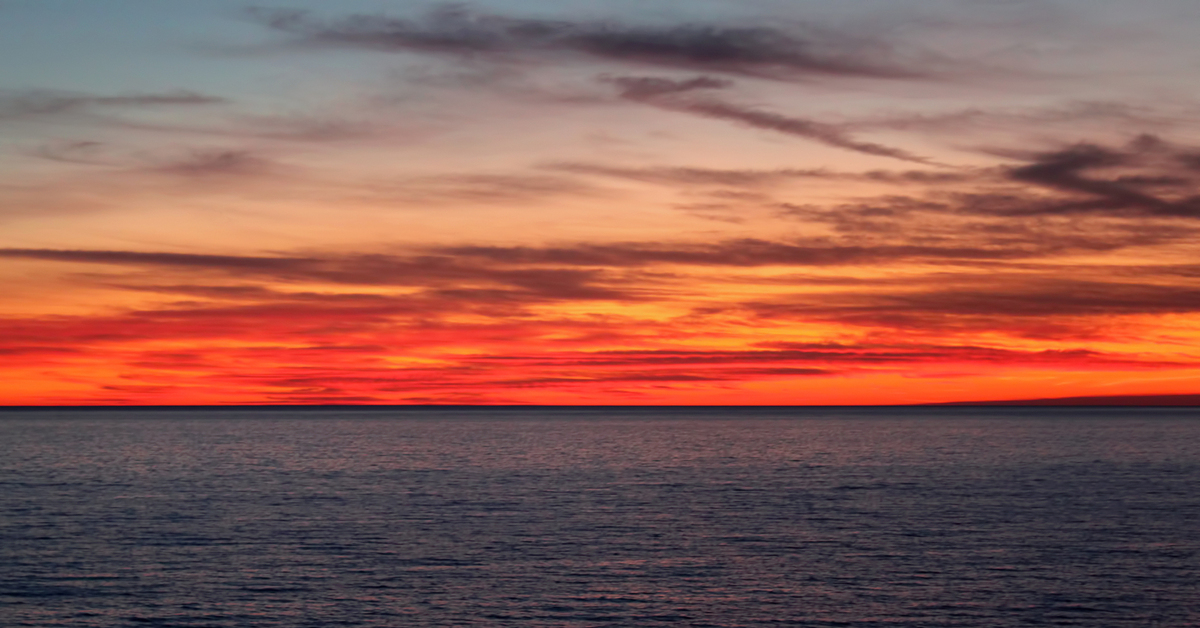 штиль в тихом океане. штиль на море фото. стоял полный штиль море растянулось кругом. корабль вдалеке. полный штиль на море.
