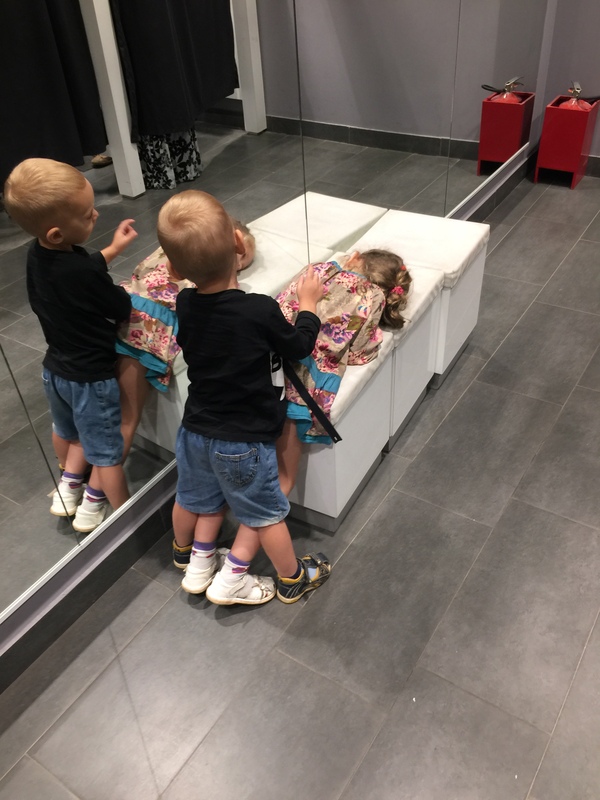 Малой, а знает что делать.