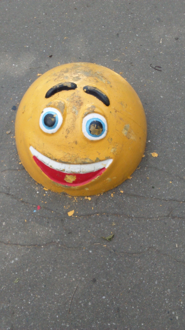 Вот такие ограничители заездов на тротуар | Пикабу