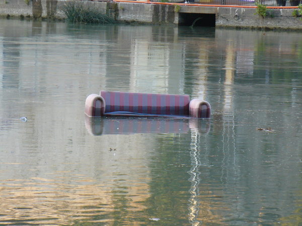 Диверсионно-разведывательная группа диванных войск захватывает вражеские рубежи.