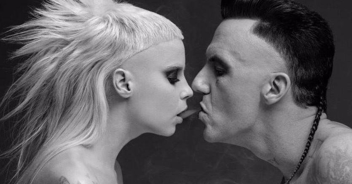 Antwoord перевод. Группа die antwoord. Йоланди Фиссер группа. Йоланди Фиссер группа die antwoord. Уоткин Тюдор Джонс.