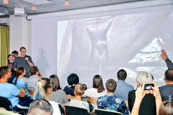 Только хохлам можно показывать х...й за деньги.