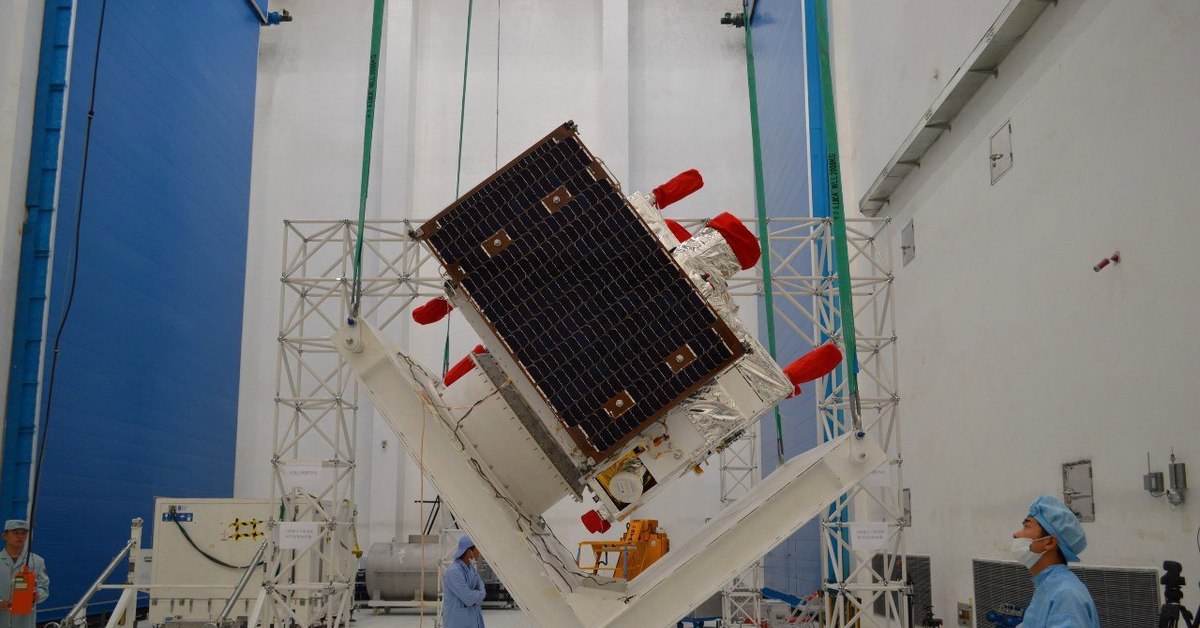 Спутник квантовой связи китай. Квантовая спутниковая связь. Мо-цзы спутник. Квантовая спутниковая связь. Квантовый спутник мо-цзы.