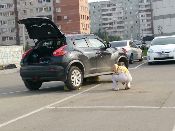 The girl parked the Beetle - Photo, Parking, Nissan juke