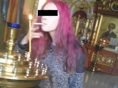 Near Perm, a 15-year-old schoolgirl lit a cigarette from a candle in a temple - Smoking, School