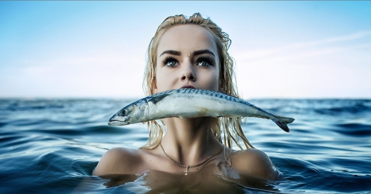Женщина рыба влюблена. Девушка с рыбой. Девушка рыбка. Фотосессия с рыбой. Красивая девушка с рыбой.