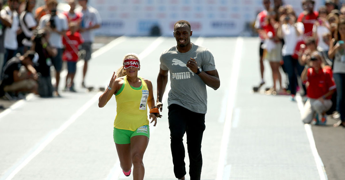 Хорошие люди спортсмены. Усейн болт бег. Усейн болт бежит. Усейн болт руки. Usain Bolt 2015.