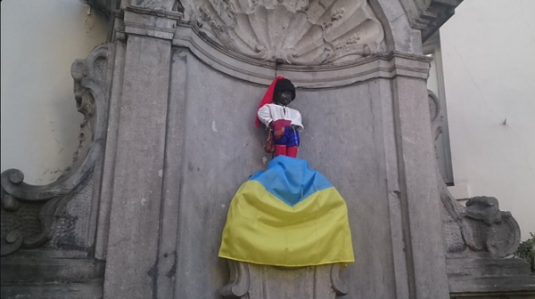 Казак в цветах российского флага писает на флаг украины? Что имели ввиду организаторы?