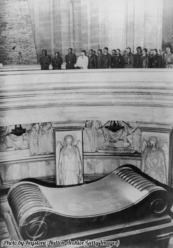 Historical photo. - Adolf Gitler, Napoleon, Paris, Grave