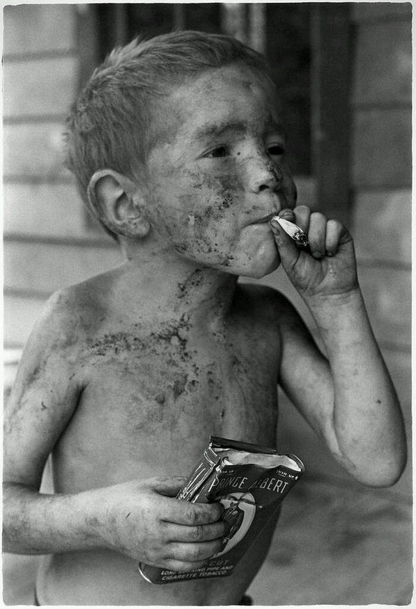 Smoke break, Kentucky, 1964. Photographer: William Gedney - Old photo, In contact with, Smoke break