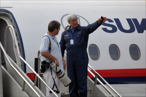 Sergey Dolya and Alexander Yablontsev on the ladder at the Superjet before the first demonstration flight on May 9, 2012. - Sukhoi Superjet 100, May 9, Aviation, May 9 - Victory Day
