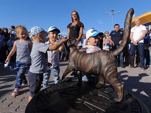 HC Admiral unveiled a monument to the mascot cat Matroska - cat, Vladivostok, Admiral, Hockey, Monument, 