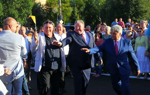 The head of the Republic of Mordovia and the mayor of the city of Saransk take away the flag from Gerard Depardieu. - Politics, Mordovia, Saransk, Gerard Depardieu, Fair Russia, United Russia