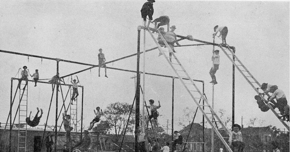 Детская площадка 1900 год. Безопасность - нет, не слышали. | Пикабу