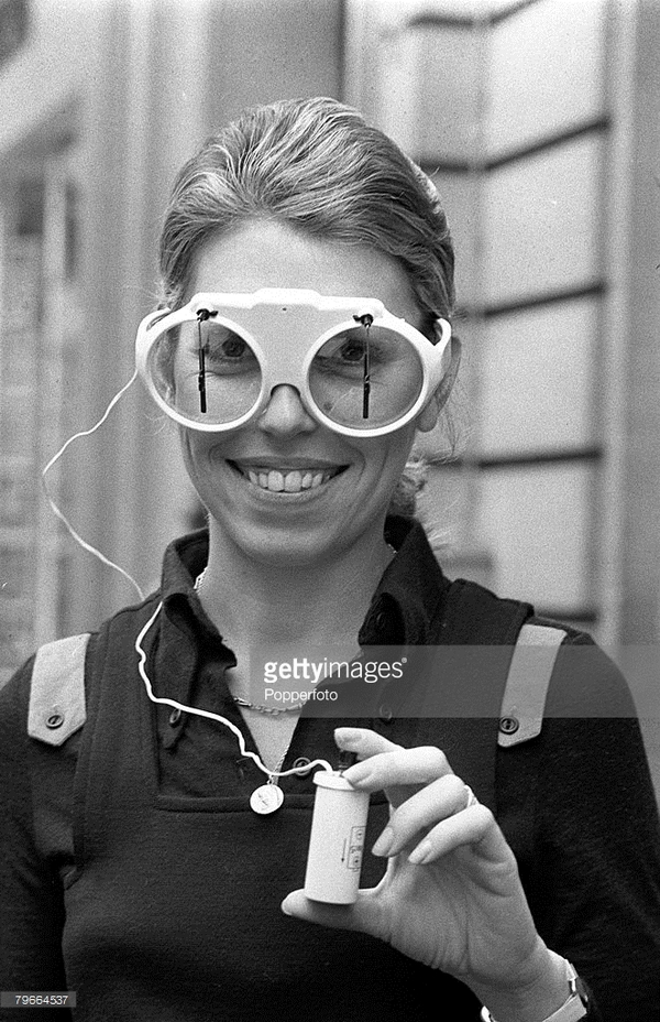 Glasses with glass cleaners. - Fashion, Photo, Retrospective, Know-how, Glasses, Paris