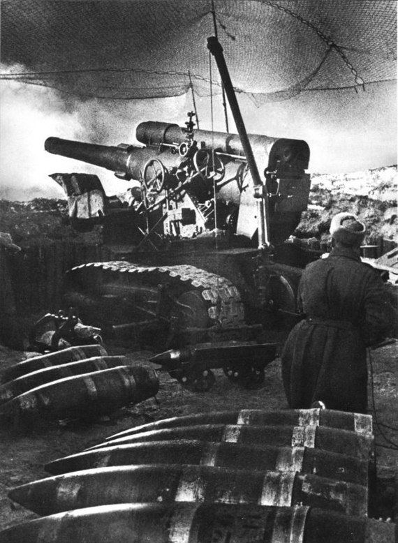 On the position of the Soviet 203-mm howitzer B-4. - Howitzer, The Second World War, B-4