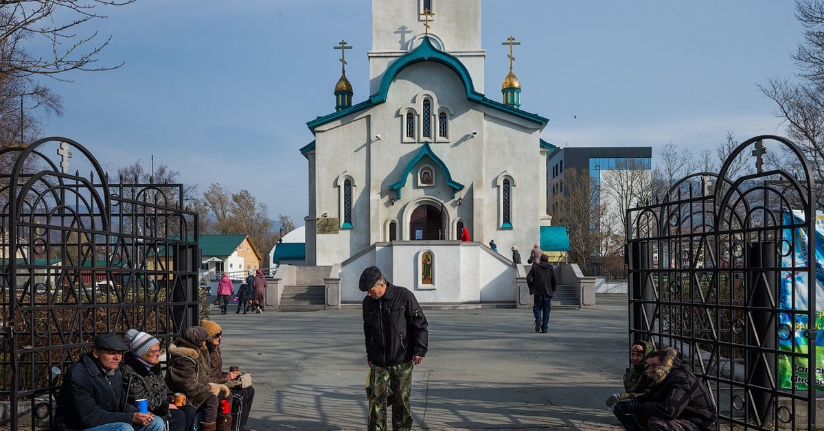 Возле церкви. Нищие около церкви. Люди около церкви. Нищий у храма.