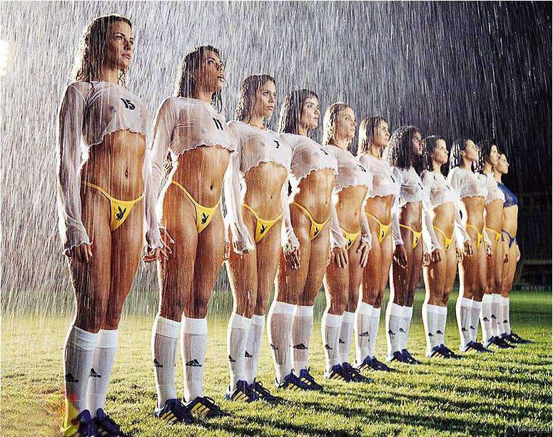 Такой должна быть стандартная форма в женском футболе)) .