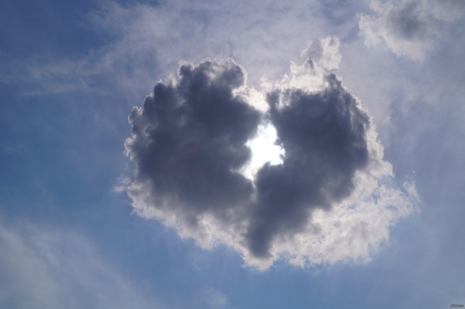 Облака руках облака качаются. Облако в виде сердца. Сердечко из облаков. Облако в виде сердечка. Небо с облаками.