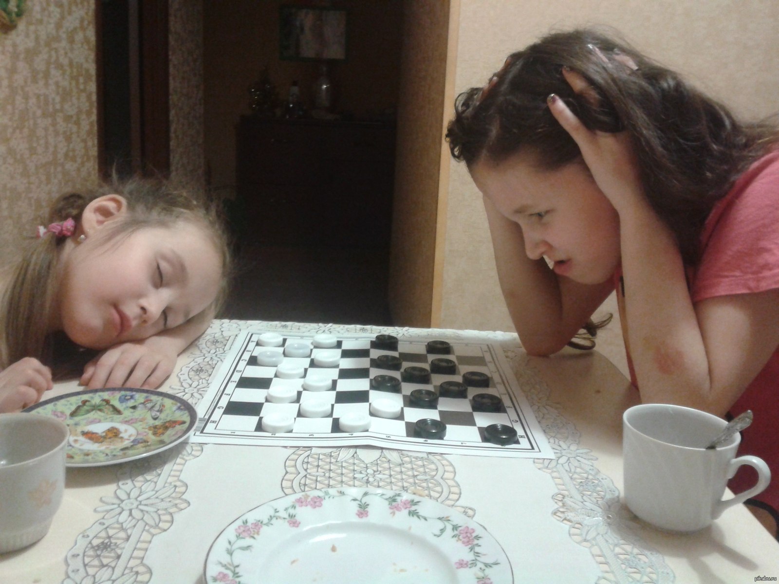Играем вместе в шашки с сестрой фото.