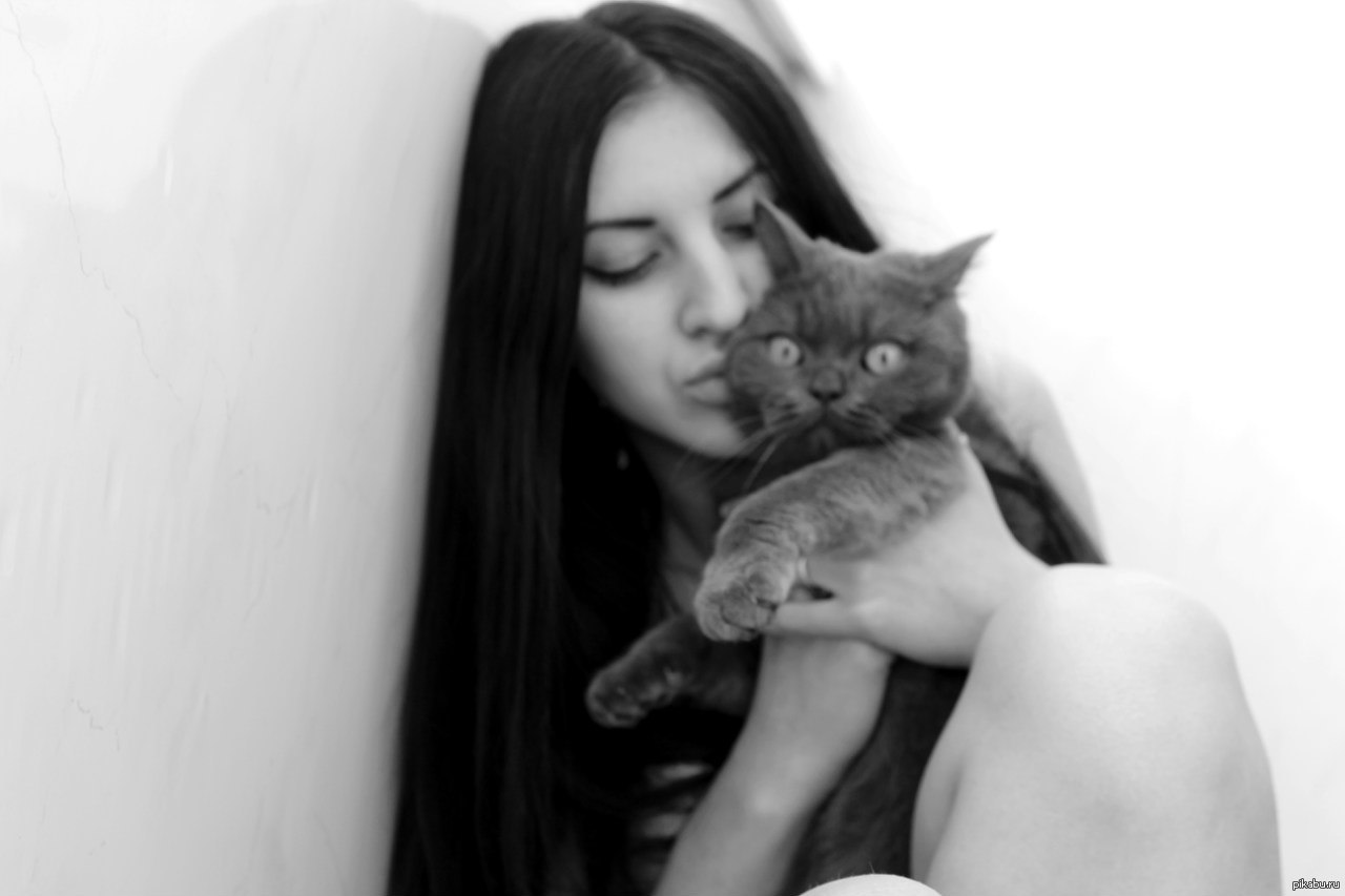 Реальные фотографии брюнеток без лица с котом