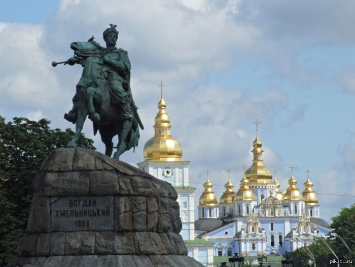 Памятники украины. Софийский собор памятник Хмельницкому в Киеве. Памятник Богдану Хмельницкому на Украине. Киев достопримечательности памятник киевских. Памятник Богдана Хмельницкого на площади дружбы народов в Киеве.