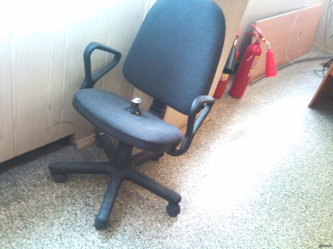 Купим офисные кресла б у. Кресло Бюрократ сн661. Кресло VT_ch685. Сломанный компьютерный стул. Стул компьютерный офисный.