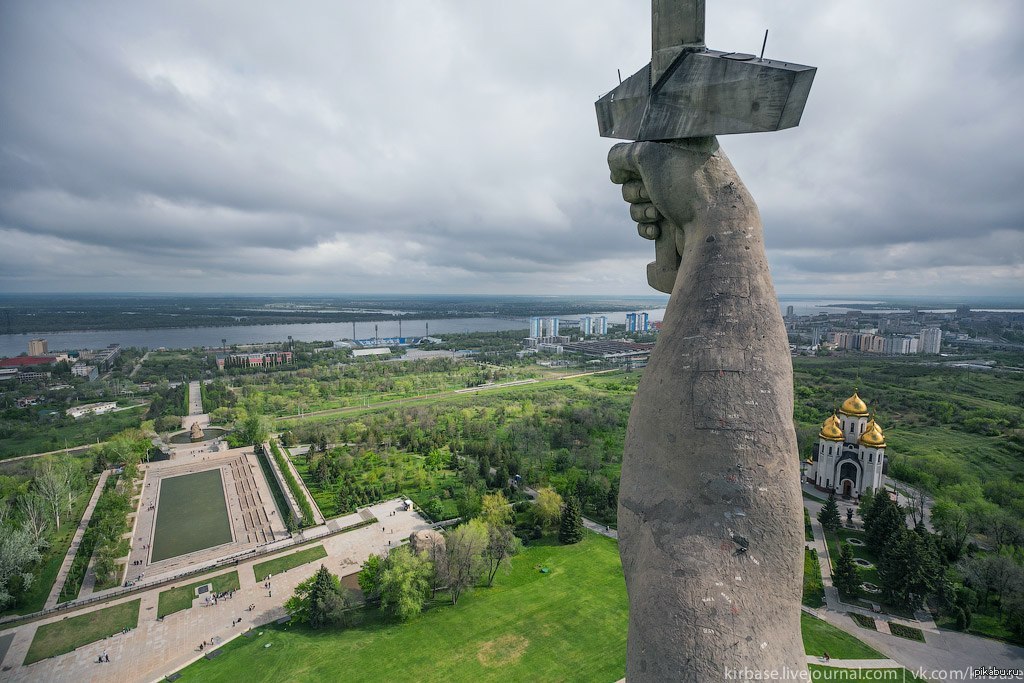 В каком городе расположена сорокаметровая статуя. Памятники Алеша Родина мать. Статуя в России Родина мать. Большая статуя в Волгограде. Вид с Родины матери в Волгограде.