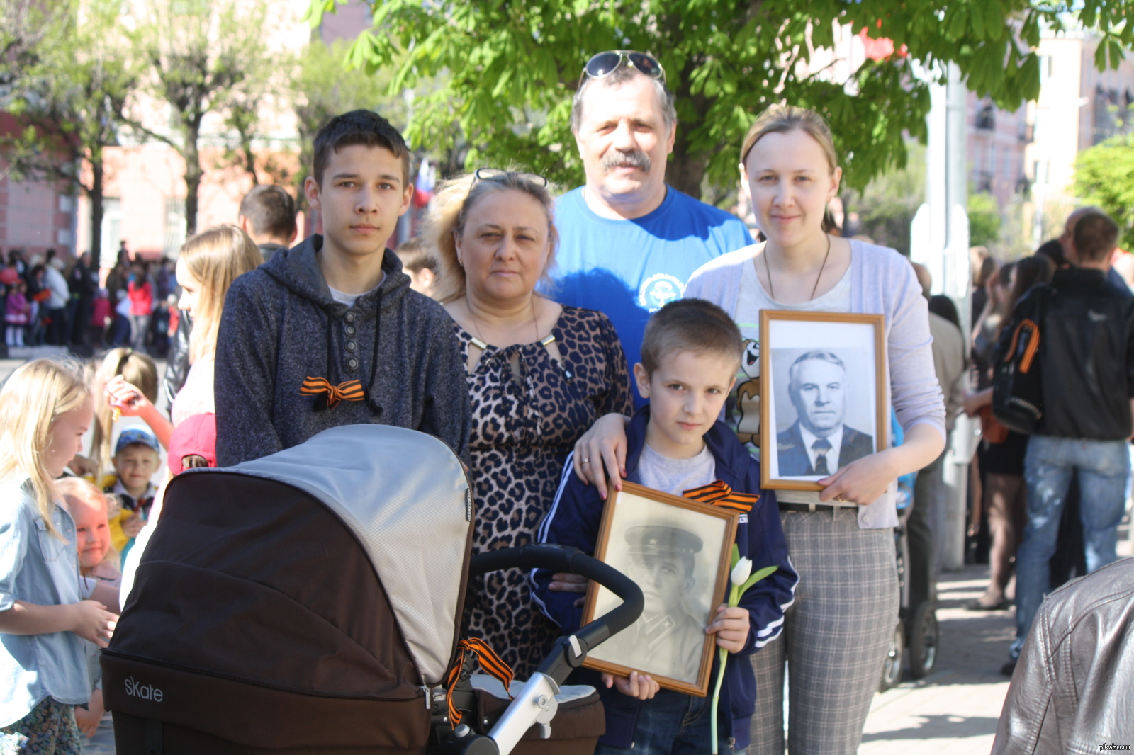 Празднование дня победы в семье. Семейный праздник день Победы. 9 Мая семья. Семейные традиции празднования 9 мая. День Победы традиции семьи.