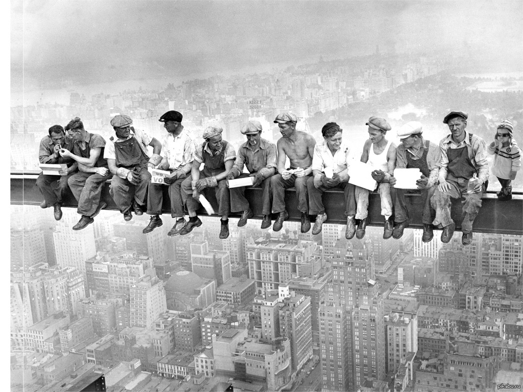 Рабочие кидают. Строители Эмпайр Стейт Билдинг. Строители небоскребов в Нью-Йорке на балке.
