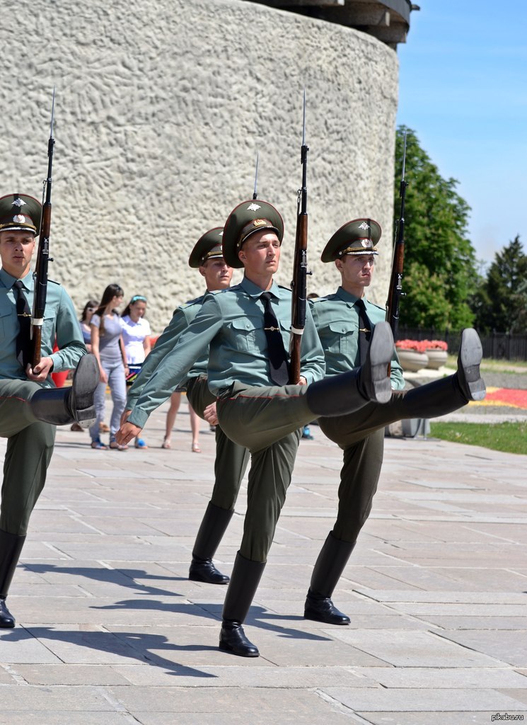 Рпк войска. Почетный караул Волгоград. Рота почетного караула Волгоград Шеврон. Рота почетного караула Волгоград. Солдаты роты почетного караула.