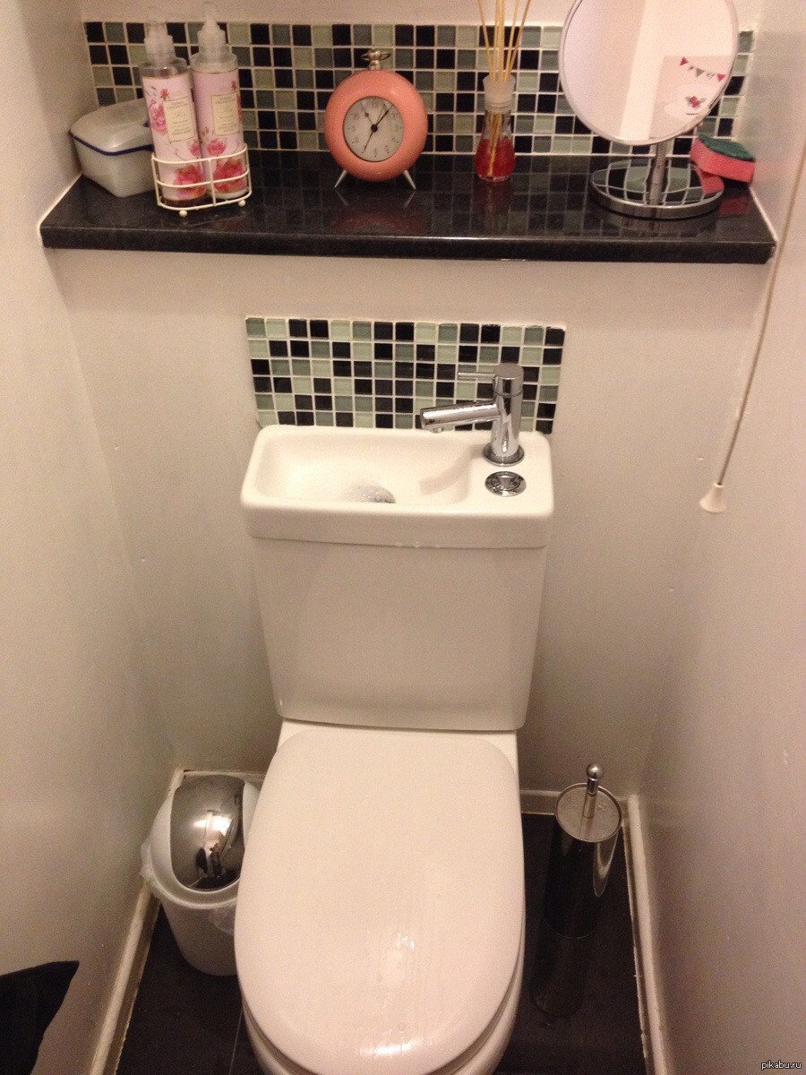 Раковина над унитазом в маленьком туалете фото