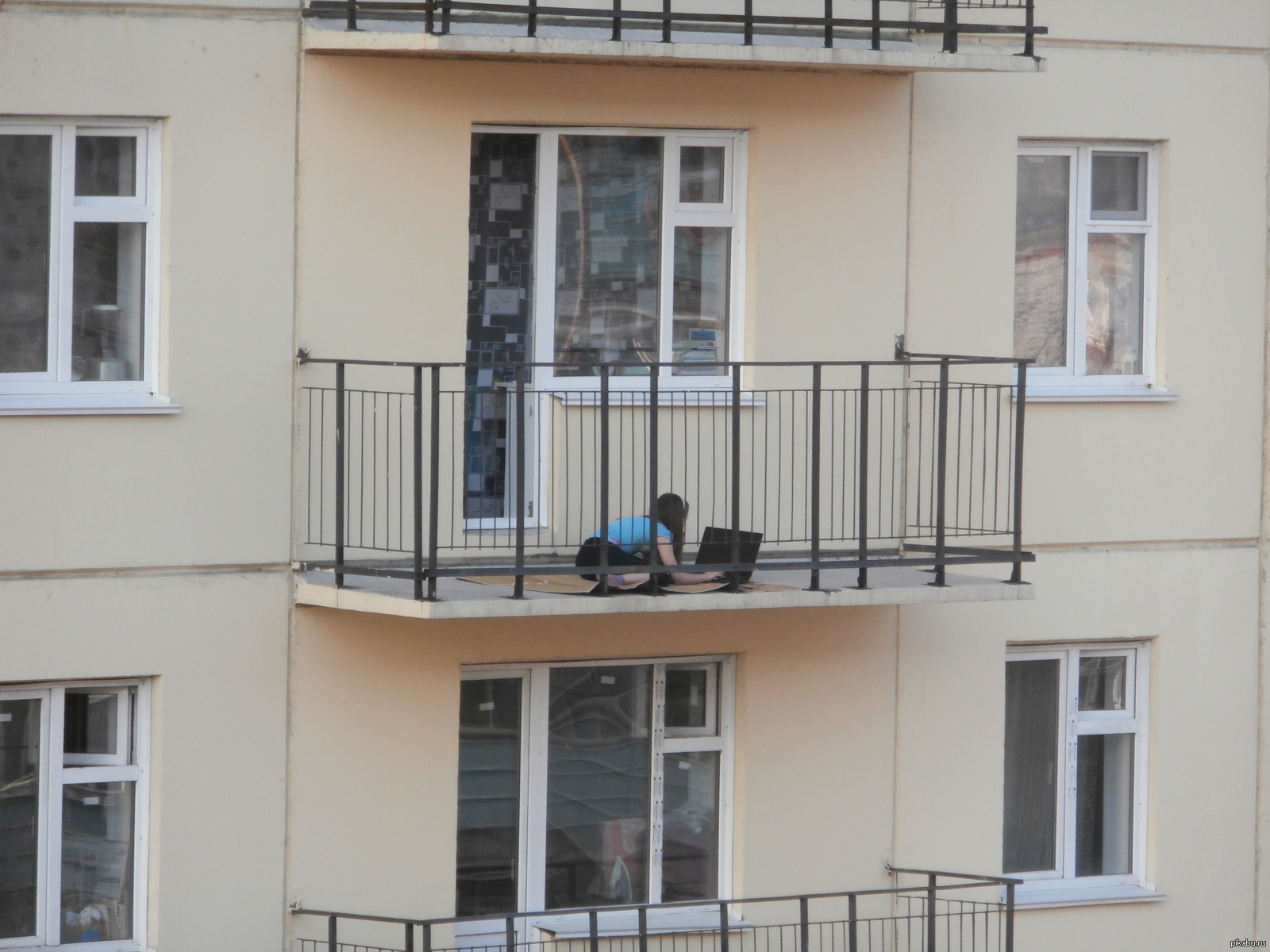 Мем вышел в окно