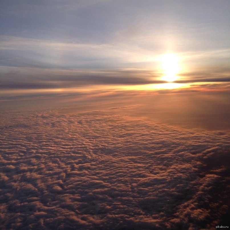 звонкий над небом. облака сверху. звонкий голоса. красивое небо. густые облака.
