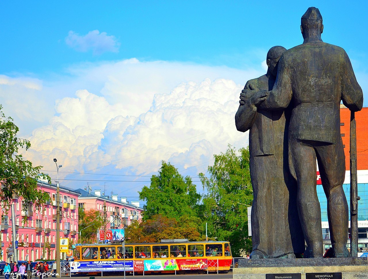 Памятник Целиннику в Барнауле