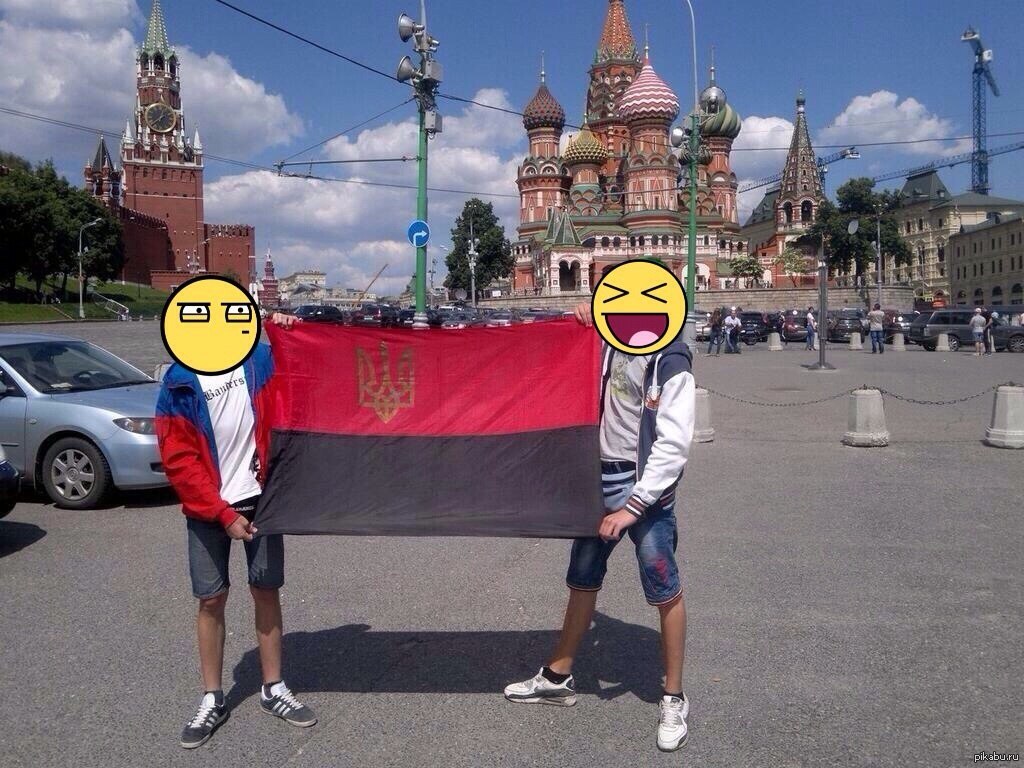 Московские хохлы. Украинцы на красной площади. Кремль с украинским флагом. Хохол на красной площади. Украинцы в Москве.