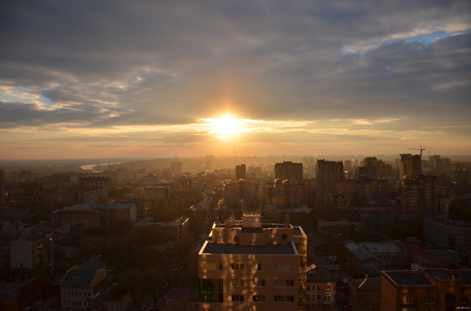 Солнце поднимается над городом. Восход Ростов на Дону. Рассвет в Ростове на Дону. Ростов Ростов-на-Дону закат. Ростов на Дону закат.