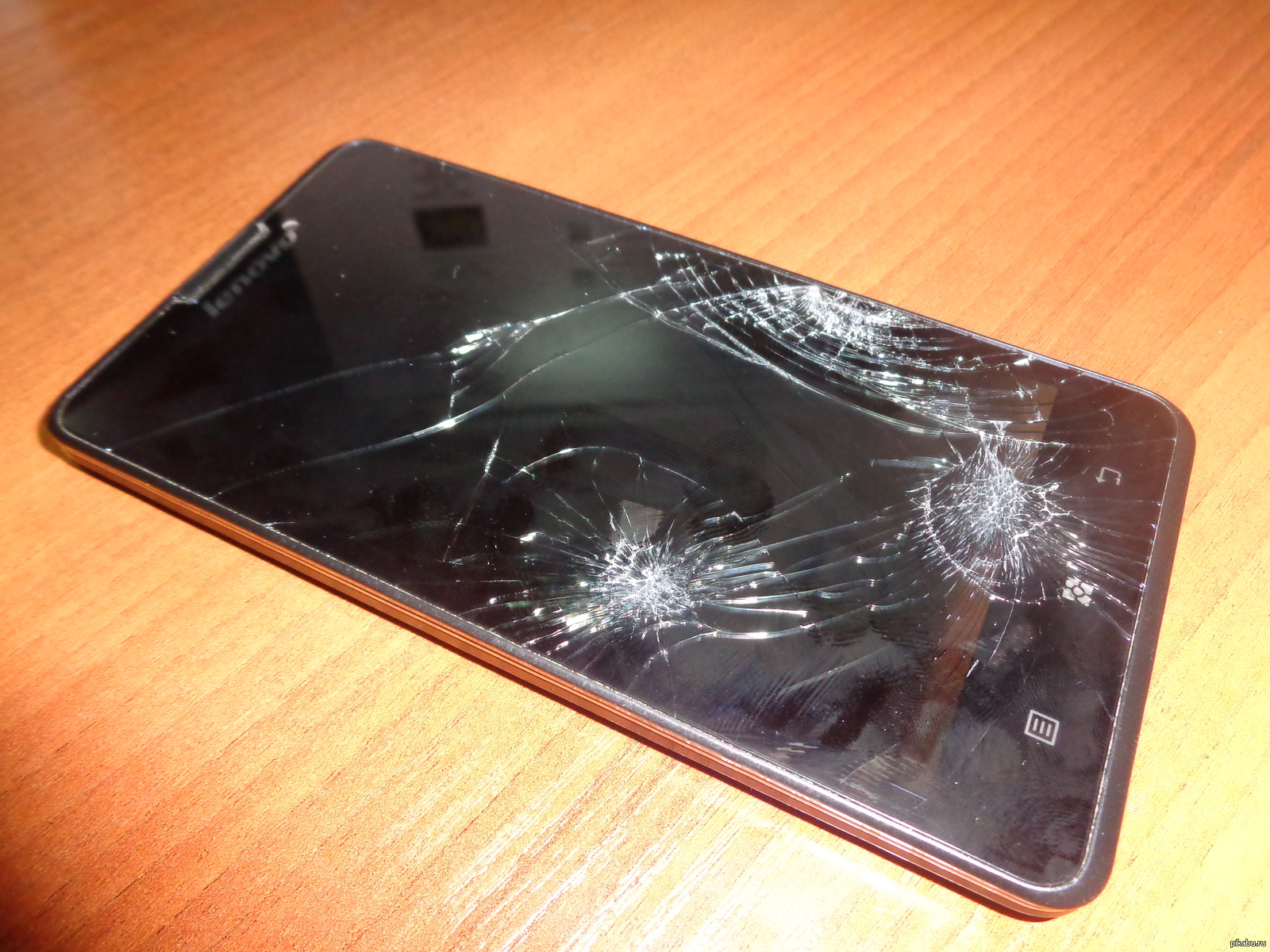 Она разбила телефон. Разбитый планшет. Разбитый смартфон. Сломанный смартфон. Планшет с разбитым экраном.
