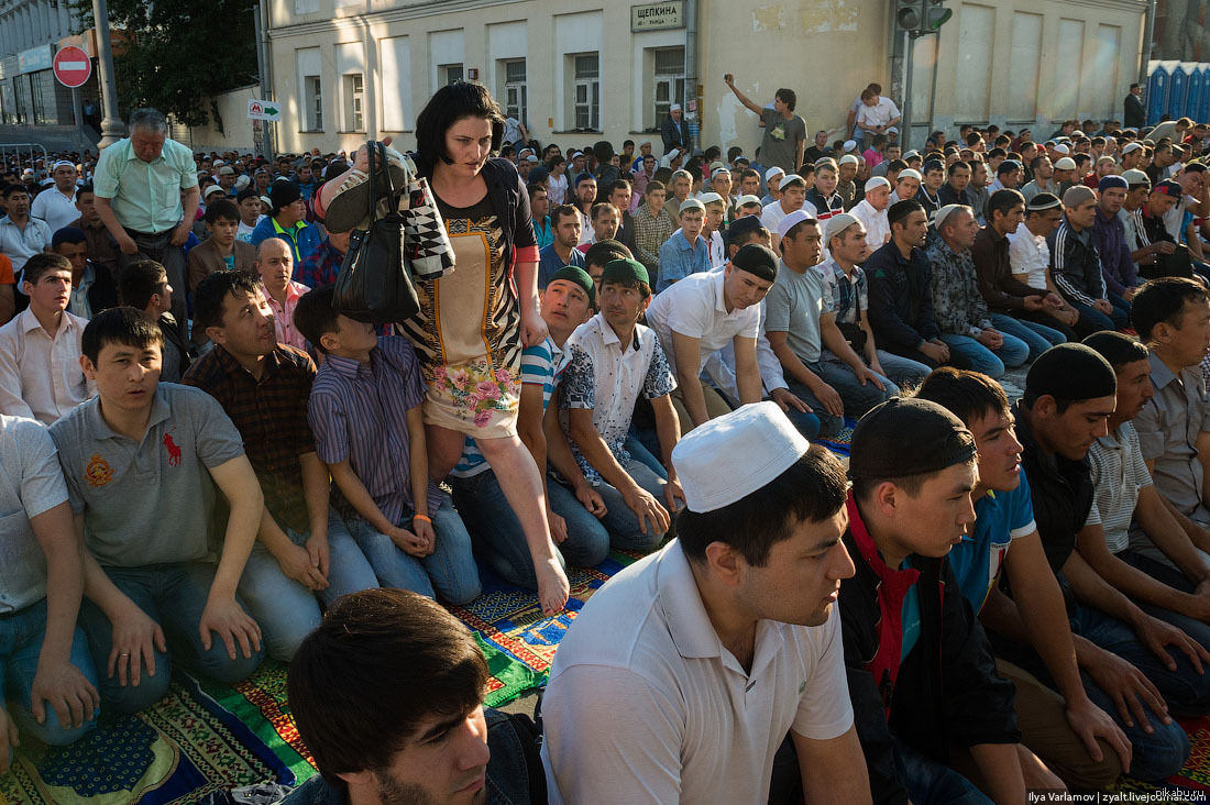 Узбекские мусульманские. Мусульман праздник Ураза байрам Москва. Ураза байрам, праздник разговения. С праздником мусульман Ураза байрам. Узбеки мусульмане.