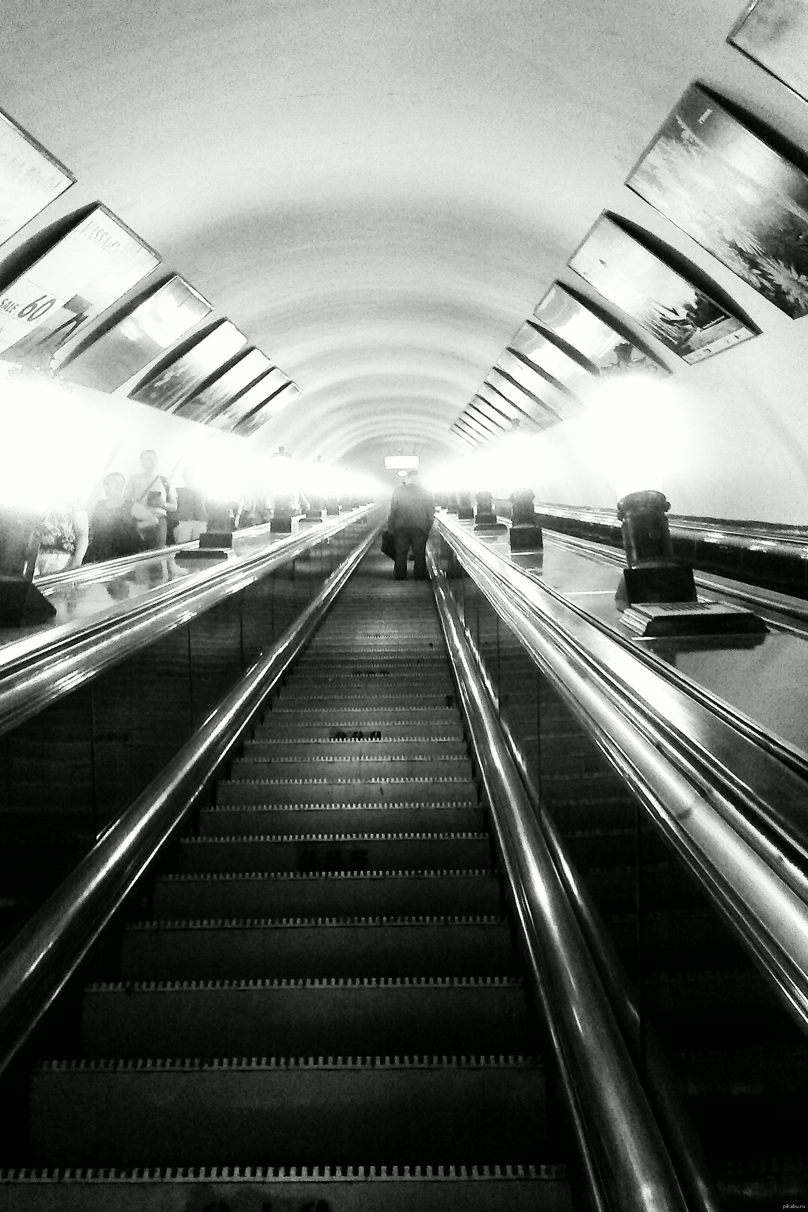 метро черно белое