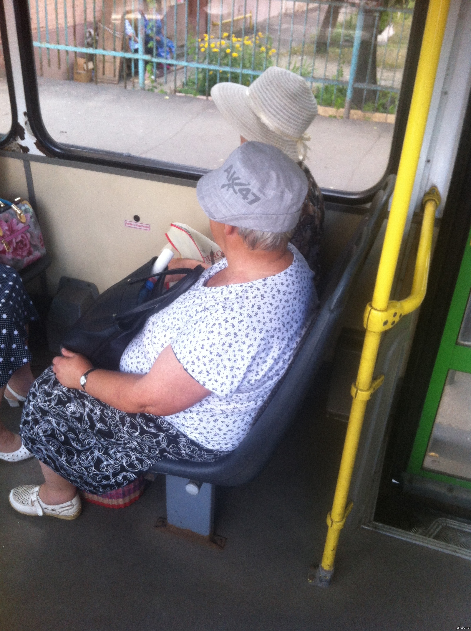 Бабушки в общественном транспорте