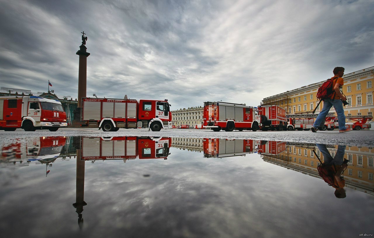 Пожарные спб. Пожарная охрана Санкт-Петербурга. Питер парад пожарной техники. Пожарная техника на Дворцовой площади Санкт-Петербург. АПМ пожарный автомобиль Санкт-Петербург.